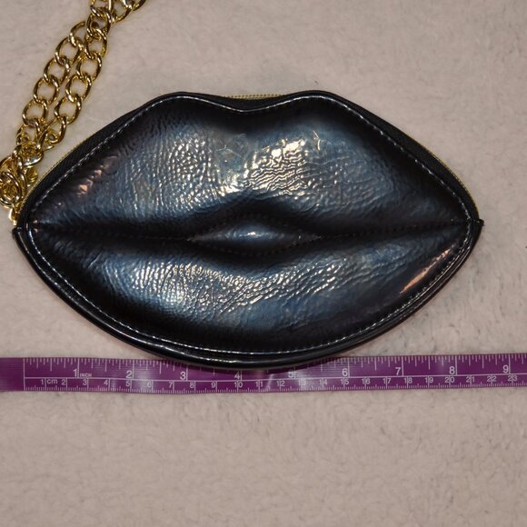 Betsey Johnson black lips wristlet, shiny black vegan leather with gold chain - Picture 10 of 12